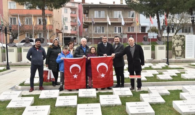 Şehitlikte taşları kardan temizleyen çocuklar: "Şehitlerimizin ismi hep okunsun, silinmesin istedik"