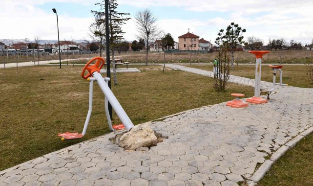 Tepebaşı'nda parklar magandaların hedefi oldu