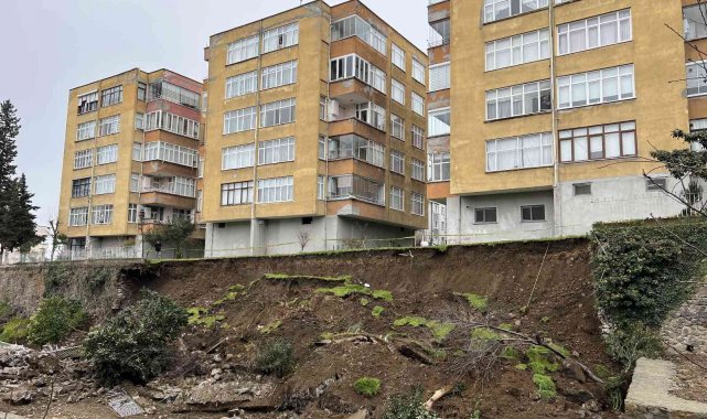 Trabzon'da çöken istinat duvarı paniğe neden oldu