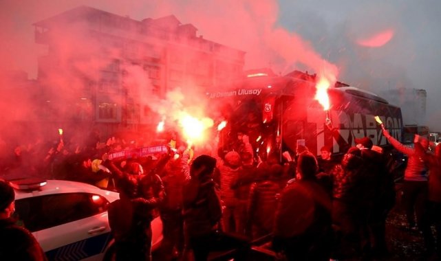 Trabzonspor Of'ta meşalelerle karşılandı