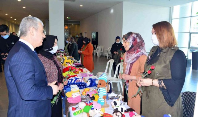 Vali Akın, 'Üreten Kadınlar' standını gezdi