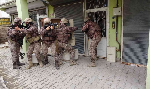 Van'da kullanılmayan iş yerinde 30 kaçak göçmen yakalandı
