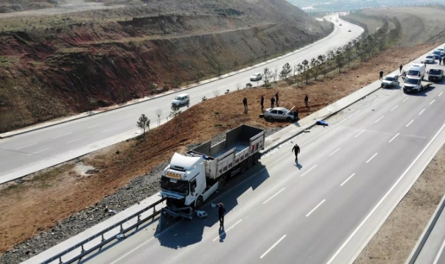 Yolda bozulan aracı tamire geldi; TIR çarptı, hayatını kaybetti!