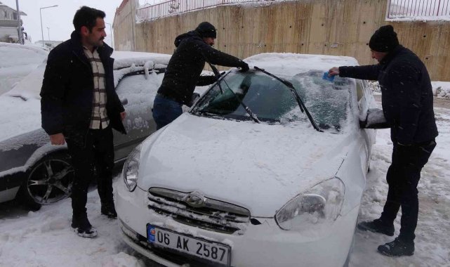 Yüksekova'da araçlar buz tuttu