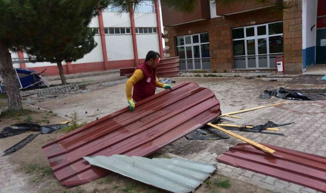 Ahlat'ta fırtına çatıları uçurdu