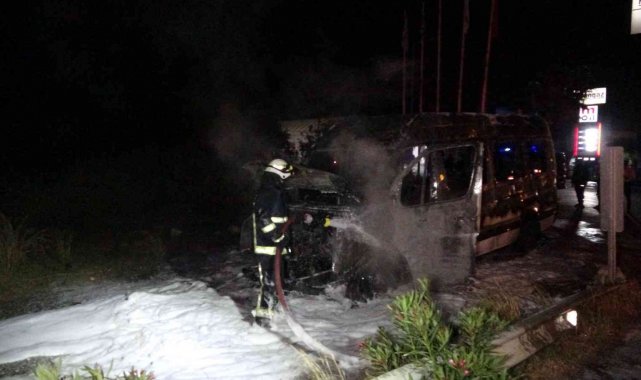 Antalya'da transfere giden tur minibüsü alev alev yandı, sürücü canını zor kurtardı