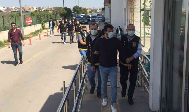 Başkan Akay'a Ramazan kolisi için yumurta atmışlar