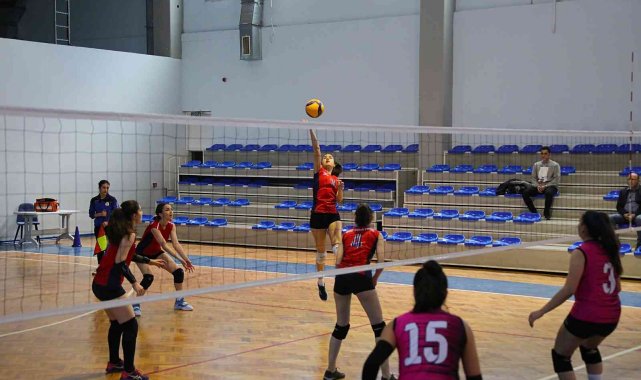 Bayraklı'da 23 Nisan coşkusu sporla başladı
