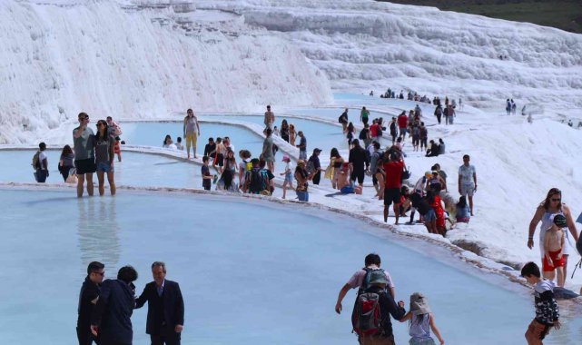Beyaz cennet Pamukkale'ye bahar geldi