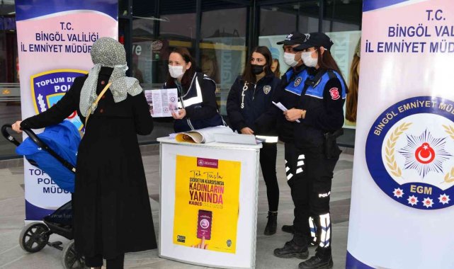 Bingöl'de polis ekipleri vatandaşlara KADES'i tanıttı