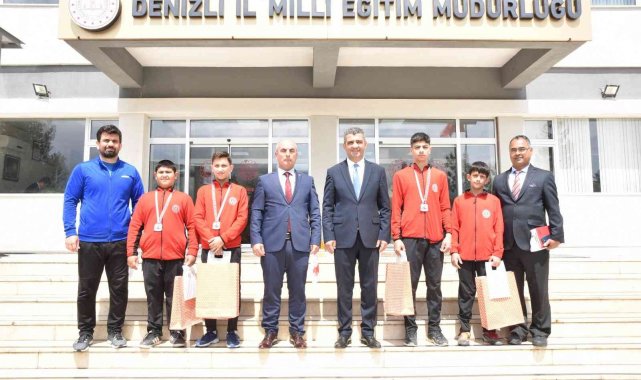 Denizli'nin genç güreşçilerinden minderde 4 madalta