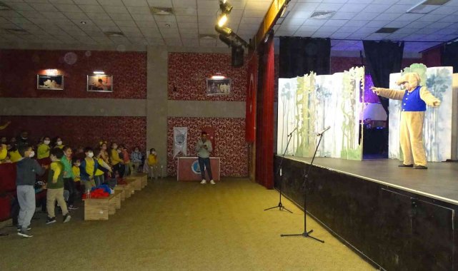 Havran'da öğrenciler tiyatroyla buluştu