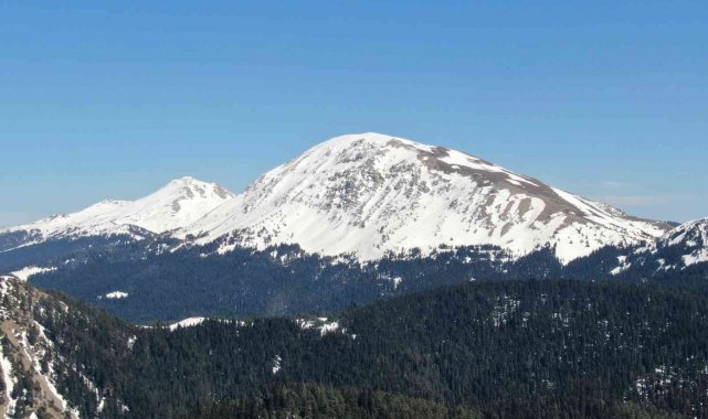 Ilgaz Dağı'nda Nisan ayında kar güzelliği