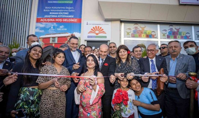 İzmir'de Roman Kültürü Araştırma Kütüphanesi açıldı