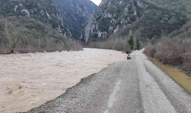 Kastamonu'da çöken yol trafiğe kapatıldı