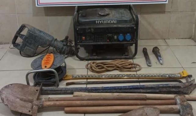 Kütahya'da kaçak kazı yapan 4 şüpheli suçüstü yakalandı