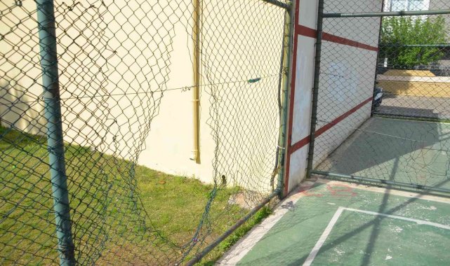 Marmaris'teki basketbol sahasının tel örgüleri tahrip edildi