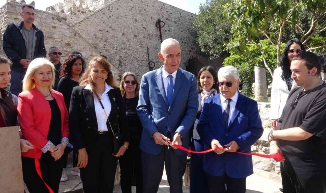 Öğrenciler Marmaris Kalesi'nde resim yaptı, konser verdi