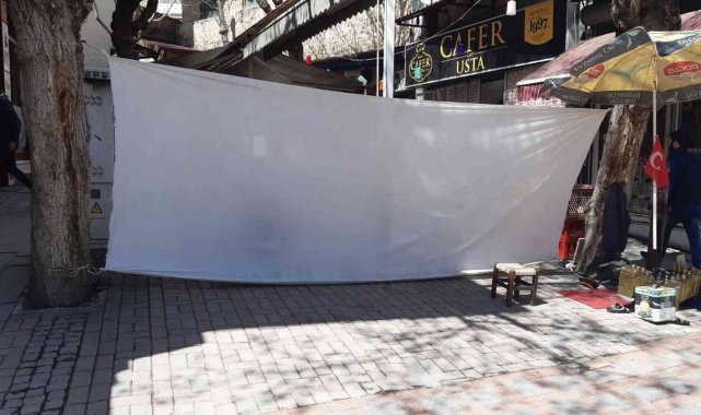 Oruç tutanlara saygı için örtüyle kapattılar