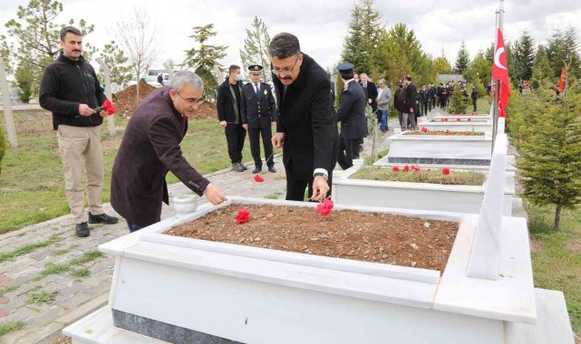 Polis Haftası'nda şehitler kabirleri başında anıldı