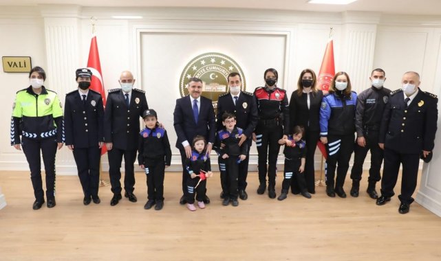 Polislerden Vali Atay'a özel öğrencilerle ziyaret