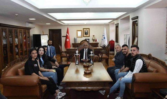 Şampiyon sporcular Rektör Turgut ile bir araya geldi