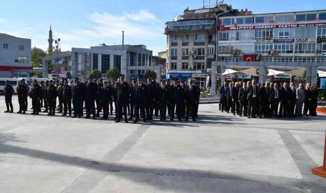 Söke'de Polis Atatürk Anıtı'na çelenk sundu