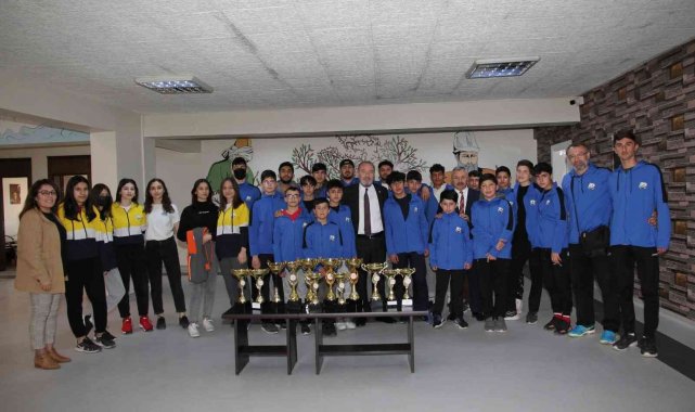 Sporcular kupa ve madalyaları ile başkan Şahiner'i ziyaret etti