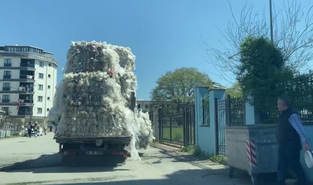 Sultanbeyli'de aşırı yük dolu olan kamyonetin tehlikeli yolculuğu kamerada