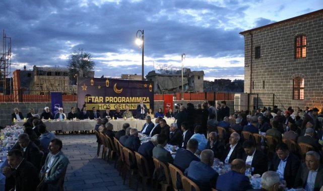 Sur'da 7 yıl aranın ardından iftar yemeği