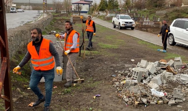 Tatvan'daki mezarlıklarda bayram temizliği