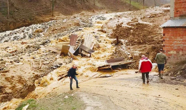 Trabzon'da heyelan: 19 ev, 2 okul tahliye edildi