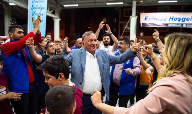 Üniversitelilerden Başkan Akay'a doğum günü sürprizi