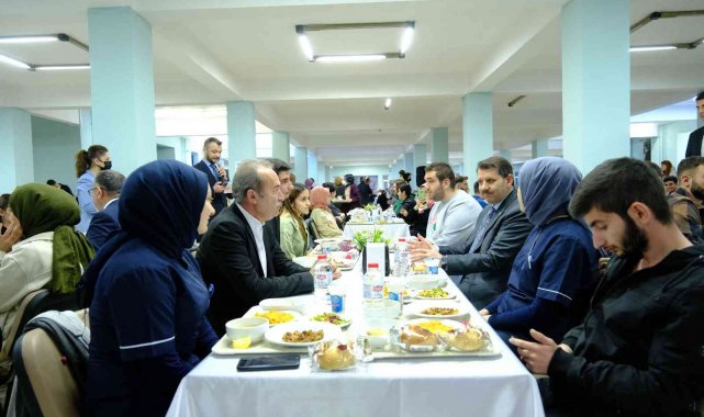 Vali ve rektör orucunu öğrencilerle birlikte açtı