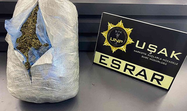 1 kilo esrarla yakalanıp serbest bırakıldılar