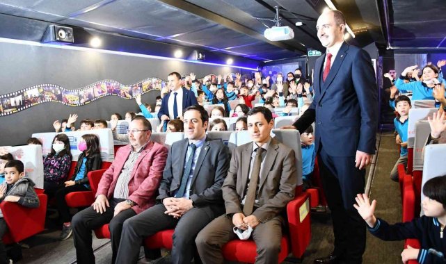 'Gezen Sinema Tırı' ilk olarak kuruluş toprakları Söğüt'te sahne aldı