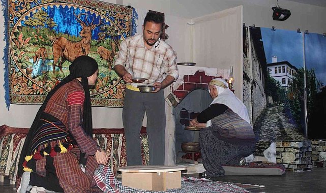 'Gördes'in Yiğit Kızı Asker Makbule' tiyatro gösterisi Kula'da sahne aldı