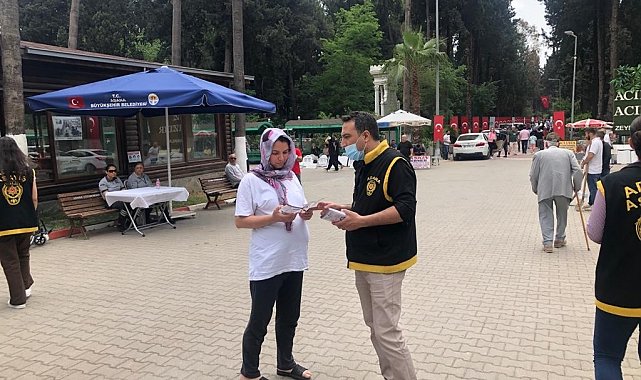 Adana polisinden mezarlıkta, AVM'de, sokakta, yurtta KADES bilgilendirmesi