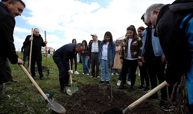 AİÇÜ'de fidanlar meyve vermesi için toprakla buluşturuldu