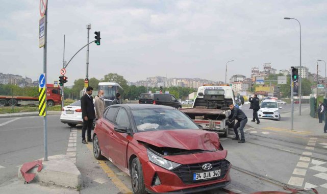 Alibeyköy'de tramvay ile otomobil çarpıştı
