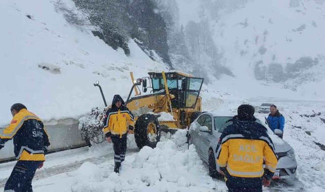 Artvin'de Mayıs ayında yağan kar 6 köyün yolunu kapattı