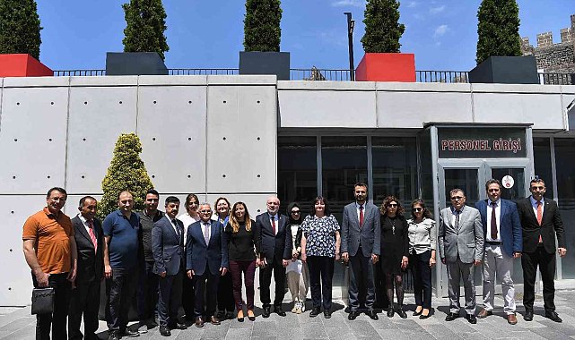 Başkan Büyükkılıç, Müze Günü'nde gençlerle sergi açtı, türkü söyledi, müjde verdi