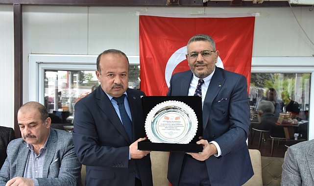 Başkan Sadıkoğlu'na oto galericilerinden teşekkür plaketi