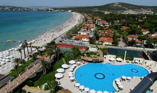 Çeşme, bayrama dolu girdi