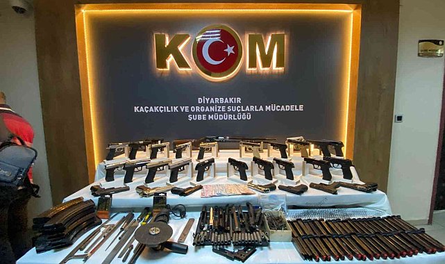 Diyarbakır'da yasa dışı silah ticareti operasyonunda ele geçirilenler sergilendi