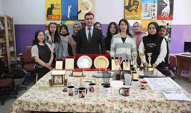 Elazığ'da öğrenciler hem okuyup hem meslek öğrenerek harçlıklarını çıkarıyor