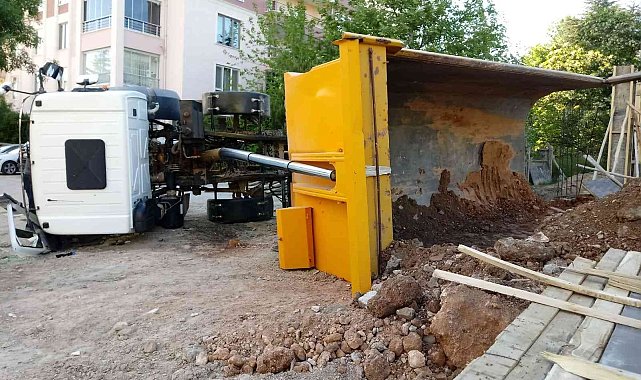 Elazığ'da toprak taşıyan kamyon yan yattı