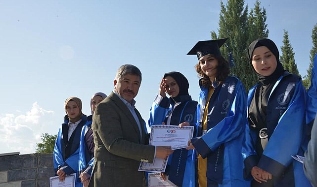 Gediz'de yüksekokullarda mezuniyet heyecanı