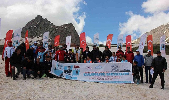 Hakkari'de 3 bin 300 rakımda kayak yarışması