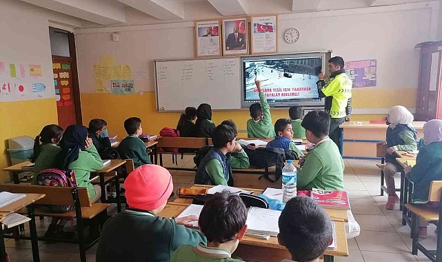 Kars'ta öğrencilere trafik kuralları anlatıldı